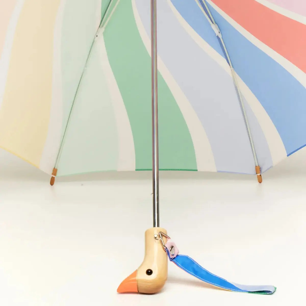 Umweltfreundlicher Kinderregenschirm aus recycelten Materialien LIMITED EDITION mit Meri Meri Design Regenbogenwirbel von Original Duckhead