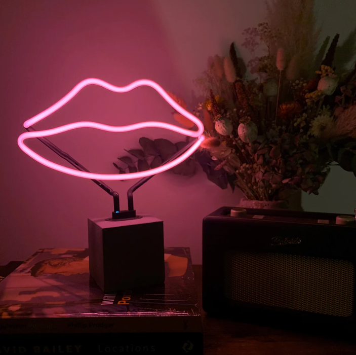 Glas Neon Tischlampe mit Betonsockel - Lippen von Locomocean