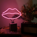 Glas Neon Tischlampe mit Betonsockel - Lippen von Locomocean