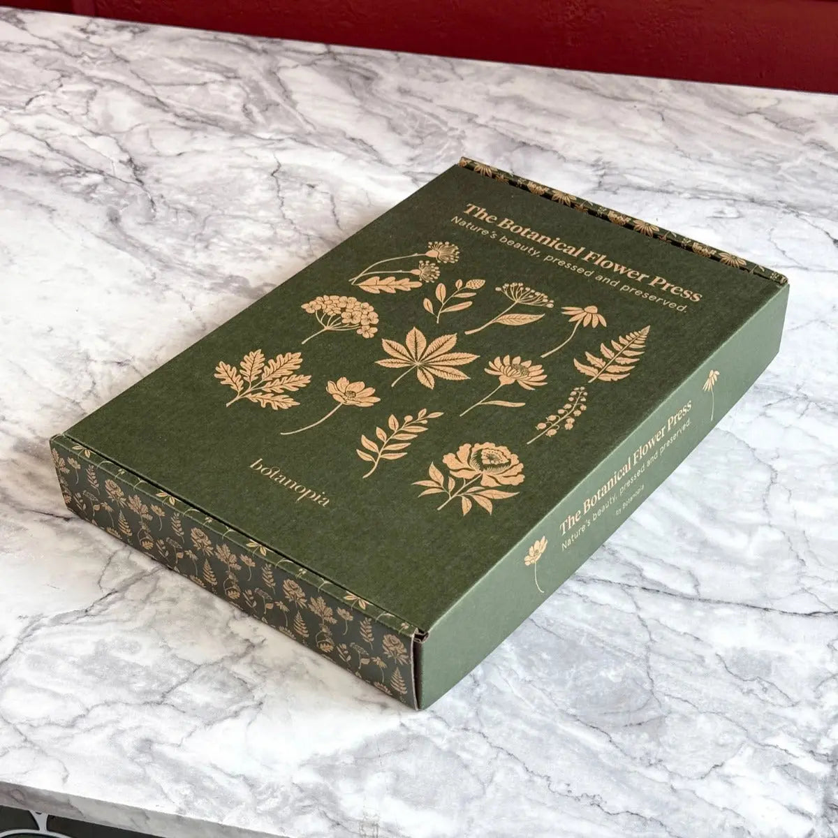 Blumenpresse mit Leineneinband und Goldprägung von Botanopia