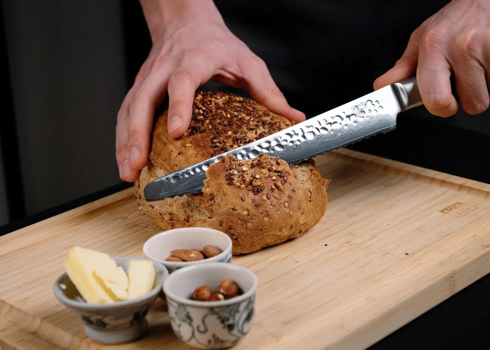 Brotmesser mit Wellenschliff Damas Pakka von KOTAI