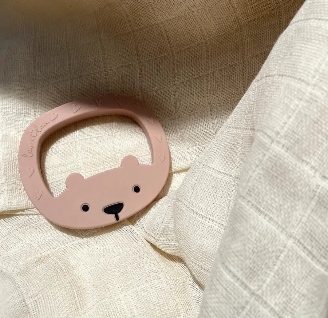 Kleiner Bär Beissring Montessori Hellrosa von Leo et Lea