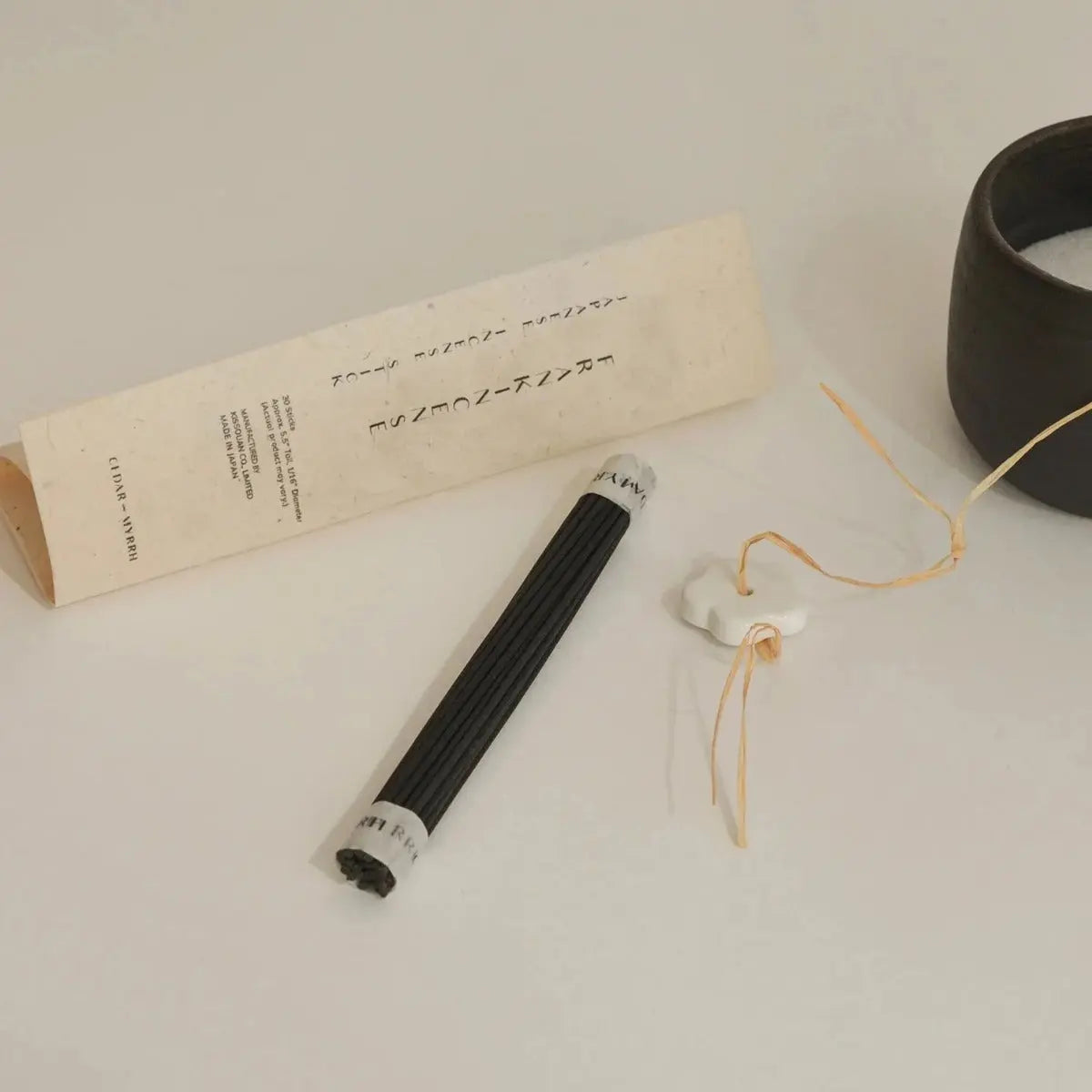 Japanisches Räucherstäbchen Set Weihrauch 30 Stück Mit Keramikhalter von guteszeug.ch