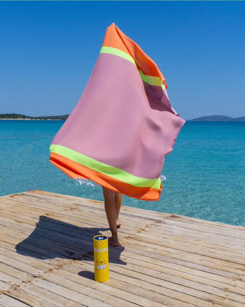 Neon 2-in-1 Strandtuch-Tasche aus Recycelter Baumwolle 180x100cm Orange-Pink gestreift von guteszeug.ch