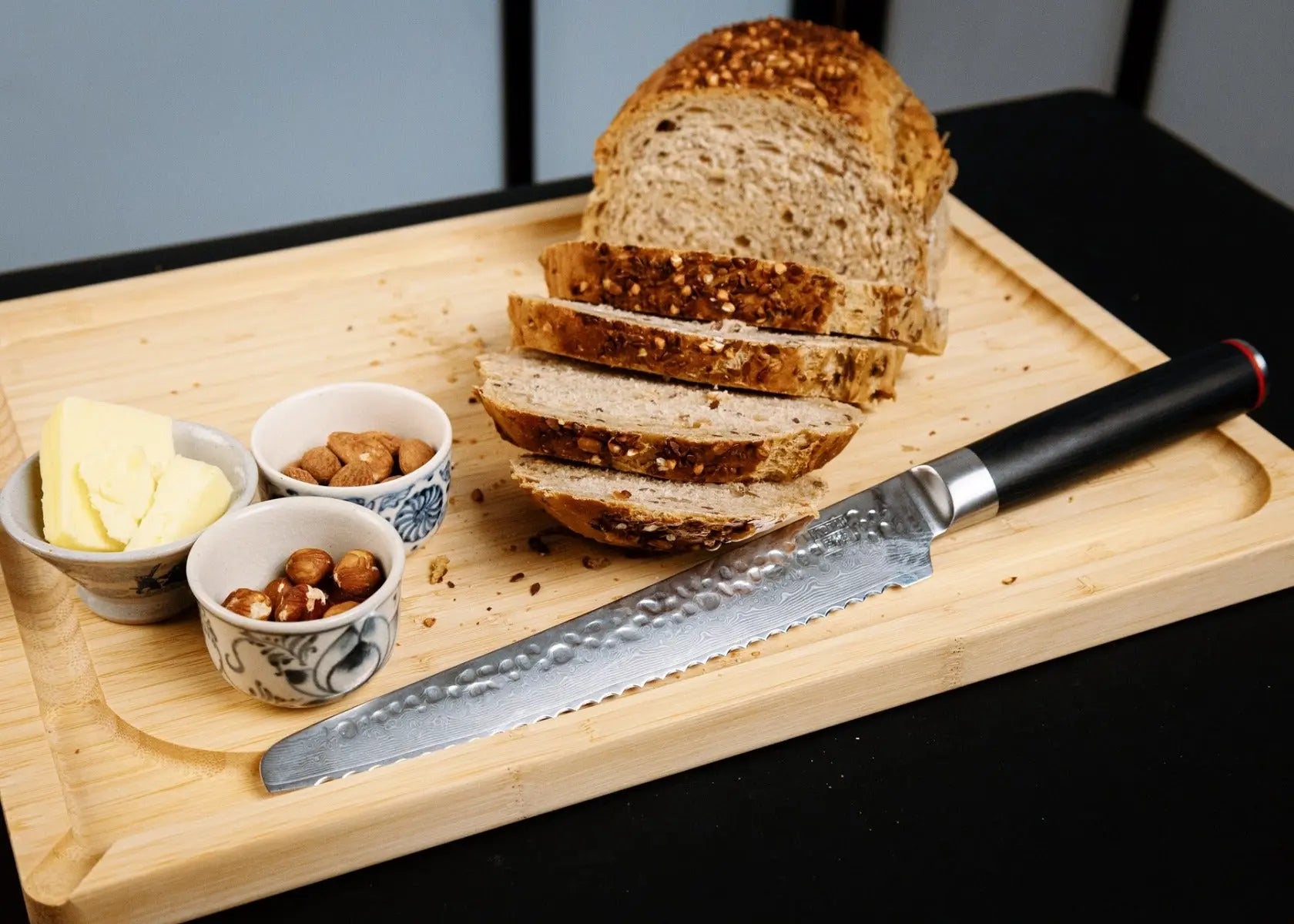 Brotmesser mit Wellenschliff Damas Pakka von KOTAI