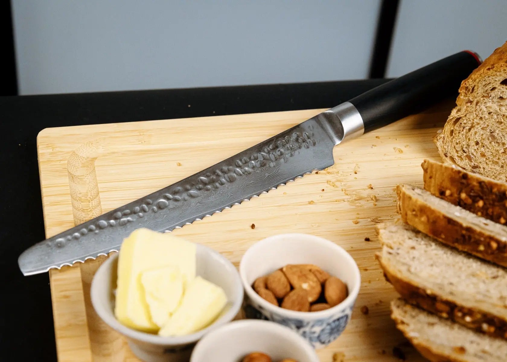 Brotmesser mit Wellenschliff Damas Pakka von KOTAI