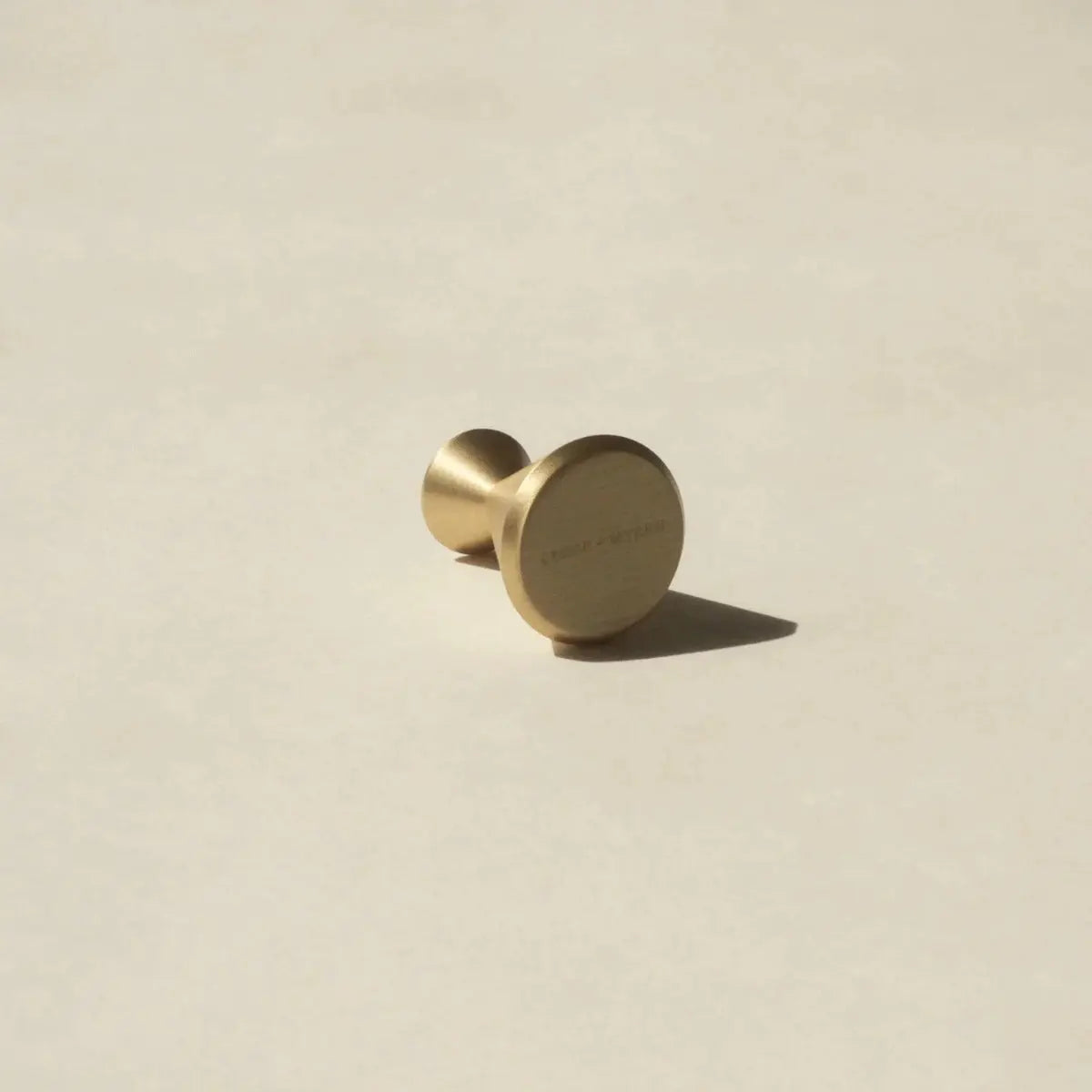Räucherstäbchenhalter Messing Sanduhrform Gold von guteszeug.ch