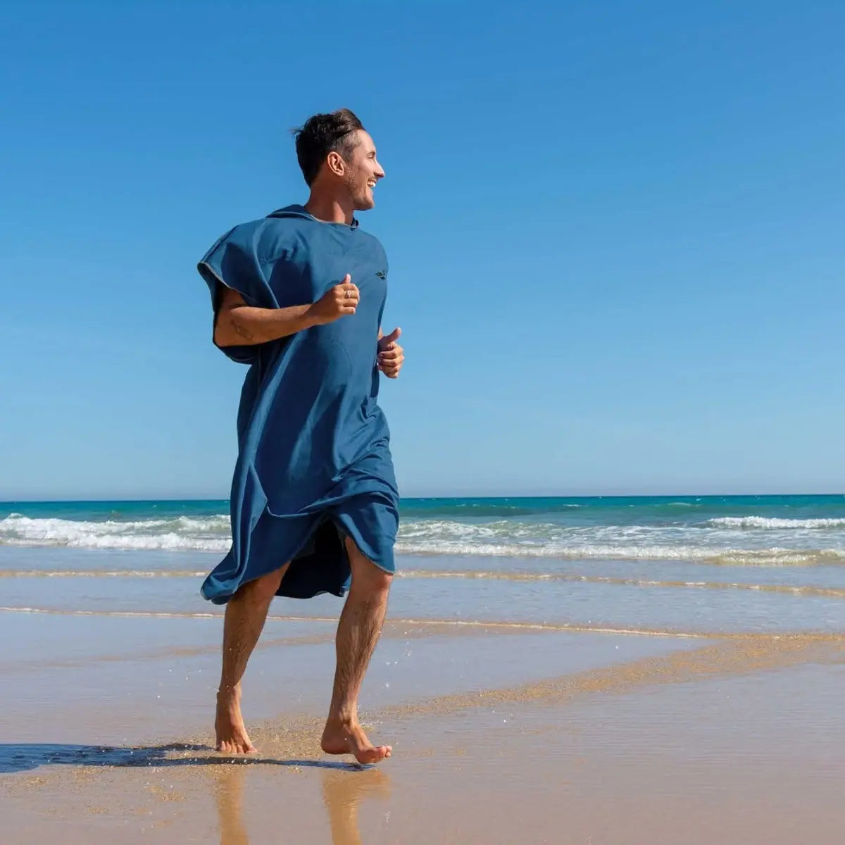Badeponcho Mikrofaser Unisex schnelltrocknend mit Kapuze M Marineblau-Grau von guteszeug.ch