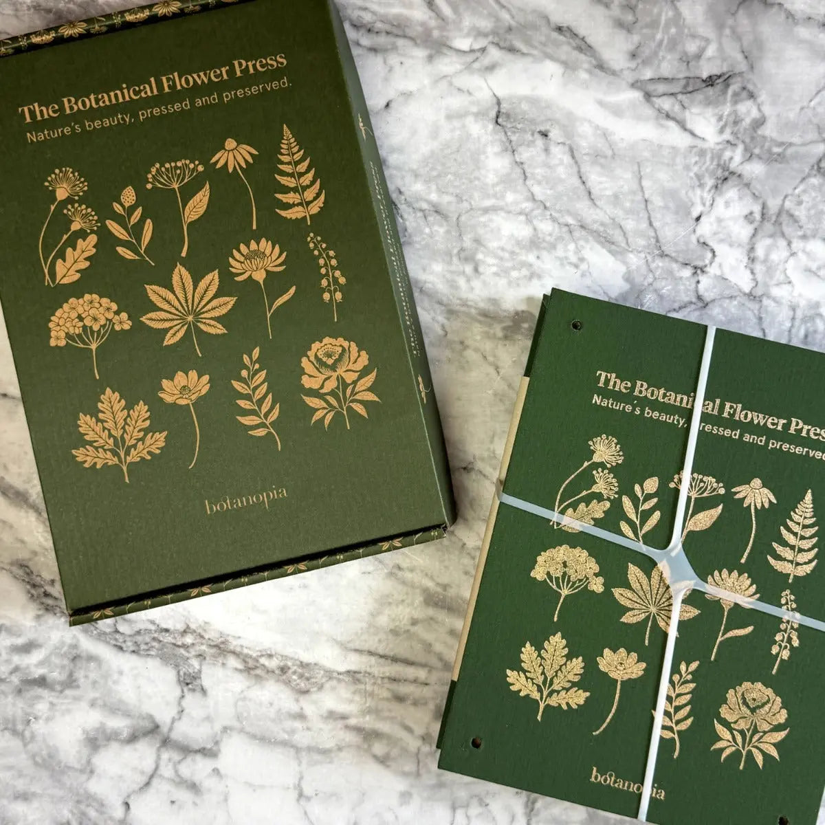 Blumenpresse mit Leineneinband und Goldprägung von Botanopia
