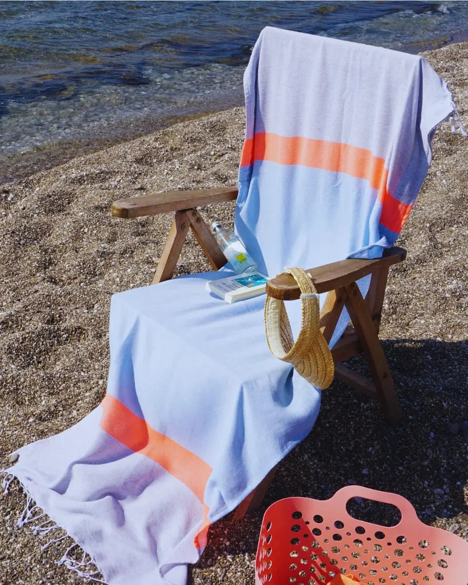 Neon 2-in-1 Strandtuch-Tasche aus Recycelter Baumwolle 180x100cm Orange-Pink gestreift von guteszeug.ch