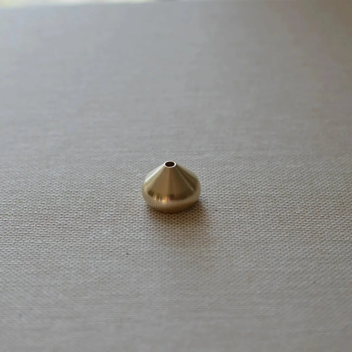 Räucherstäbchenhalter Messing Wassertropfenform Mittel Gold von guteszeug.ch
