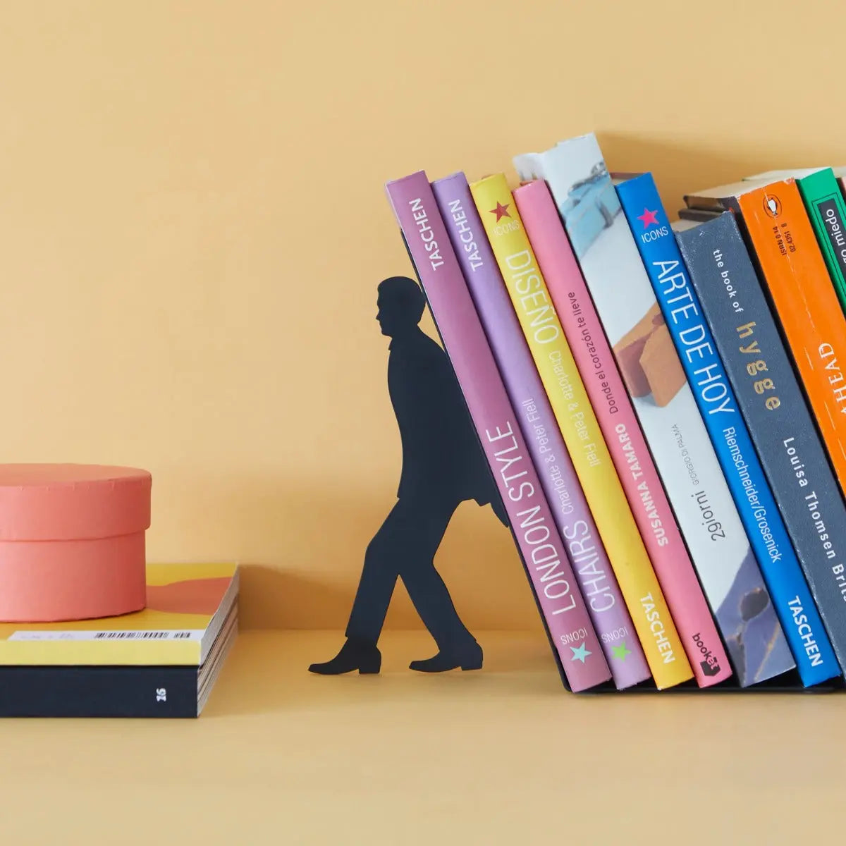 Buchstütze Viele Bücher Schwarz Metall von guteszeug.ch