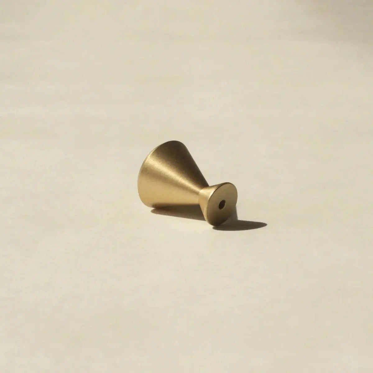 Räucherstäbchenhalter Messing Sanduhrform Gold von guteszeug.ch