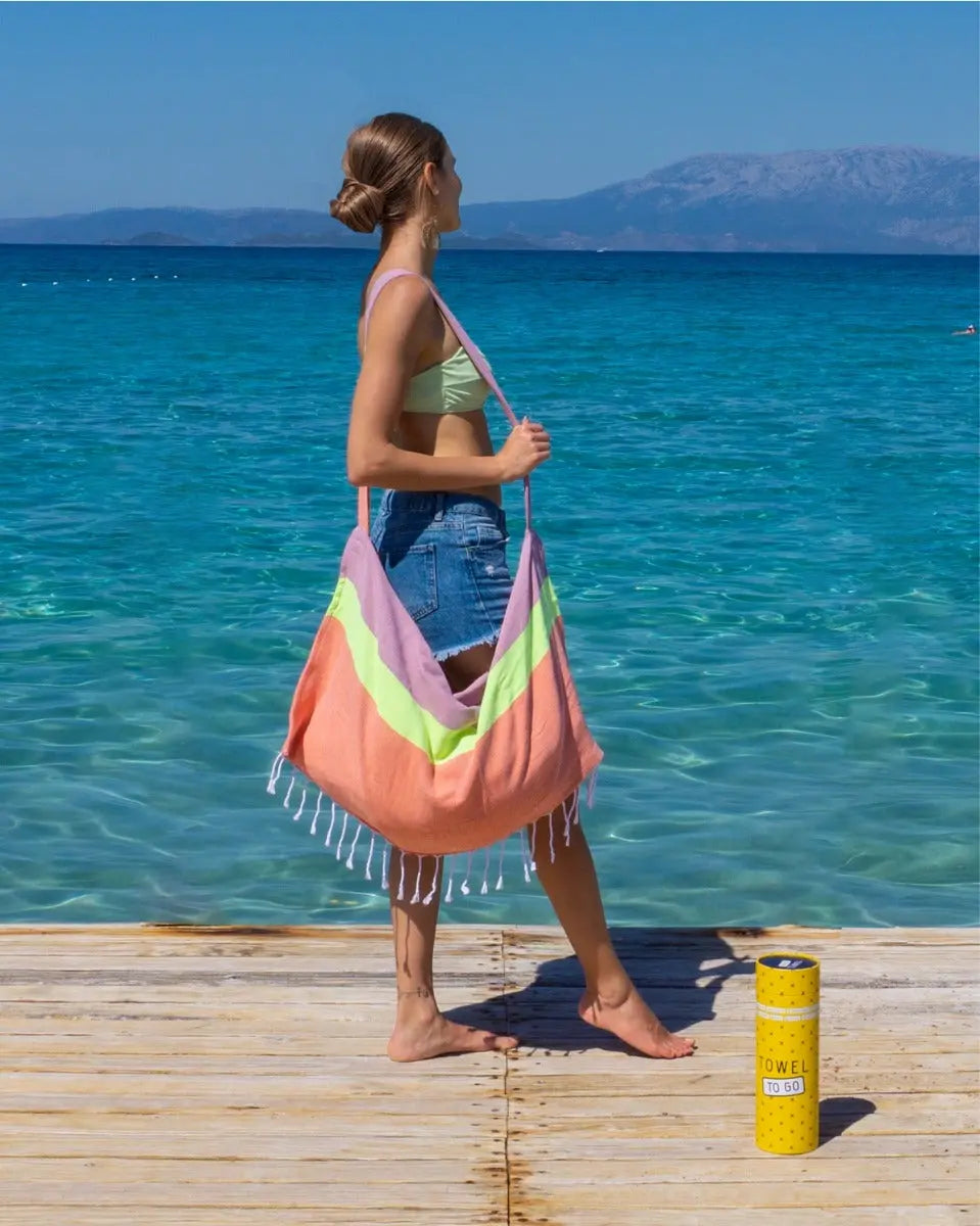Neon 2-in-1 Strandtuch-Tasche aus Recycelter Baumwolle 180x100cm Orange-Pink gestreift von guteszeug.ch
