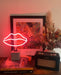 Glas Neon Tischlampe mit Betonsockel - Lippen von Locomocean