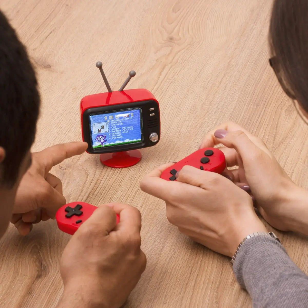 ORB - Retro Konsole Mini TV (rot) mit 2 Funk-Controller - inkl. 300x 8-Bit Spielen von ORB Gaming