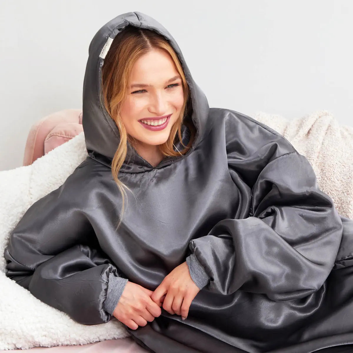 Satinhoodie Glazey Anthrazit von Kitsch