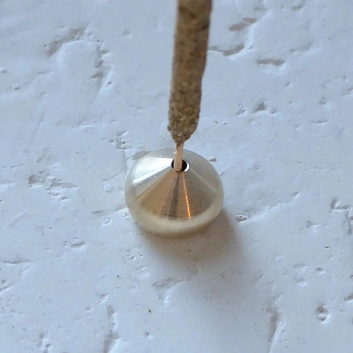 Räucherstäbchenhalter Messing Wassertropfenform Mittel Gold von guteszeug.ch
