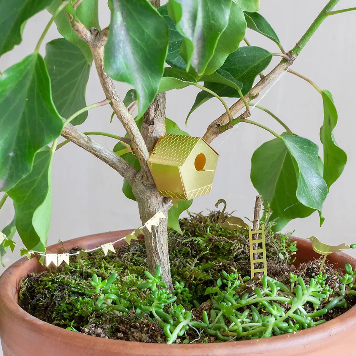 Mini-Vogelhaus für Pflanzentöpfe Tiny Birdhouse Gold von Botanopia