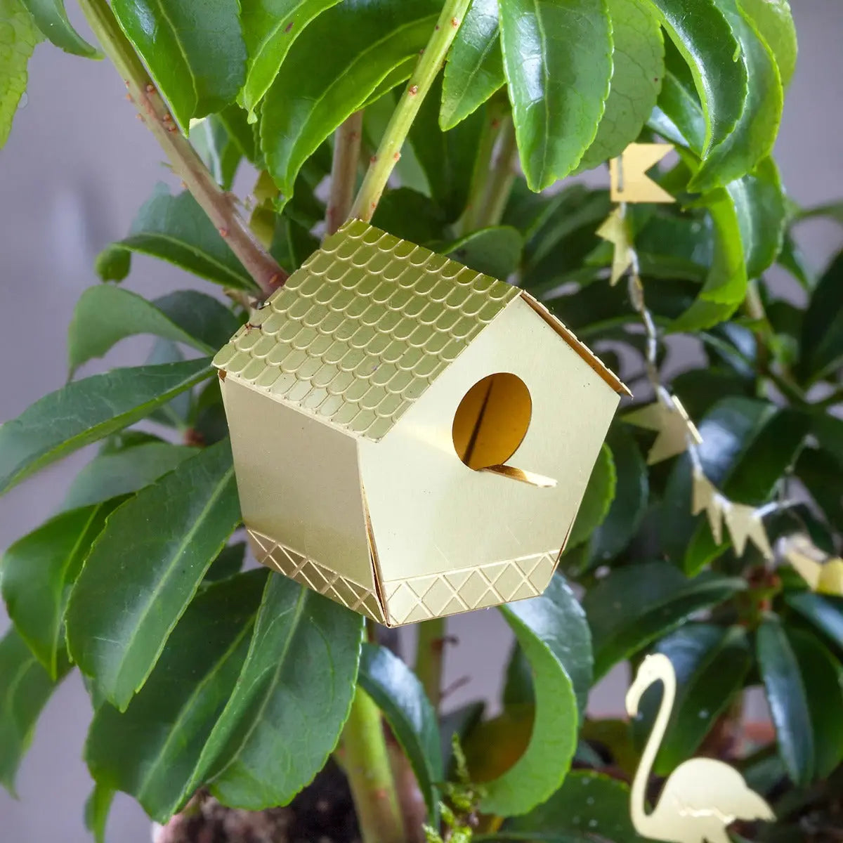 Mini-Vogelhaus für Pflanzentöpfe Tiny Birdhouse Gold von Botanopia
