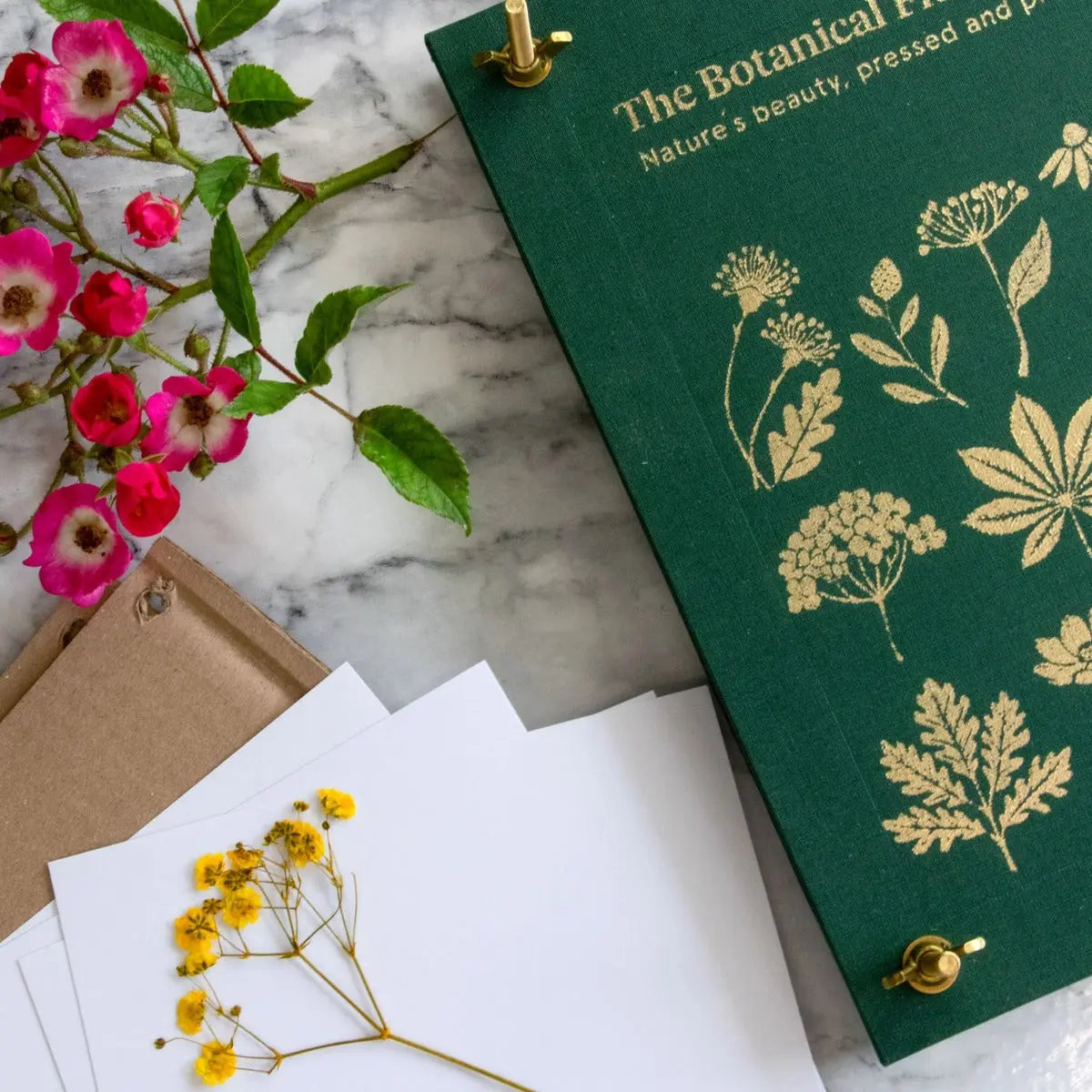 Blumenpresse mit Leineneinband und Goldprägung von Botanopia