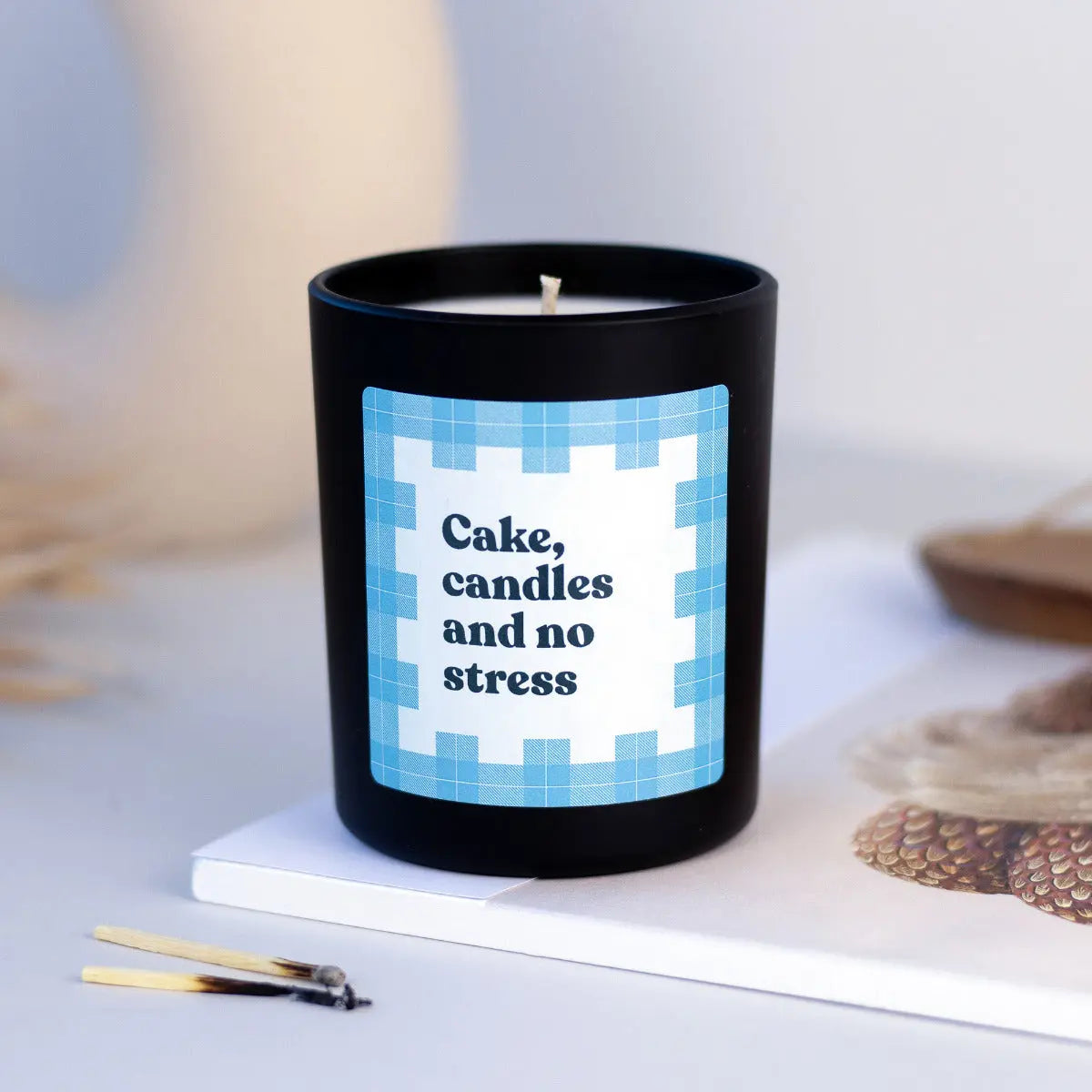 Duftkerze Schwarz Flowery Cake, candles and no stress von ChattyCandles