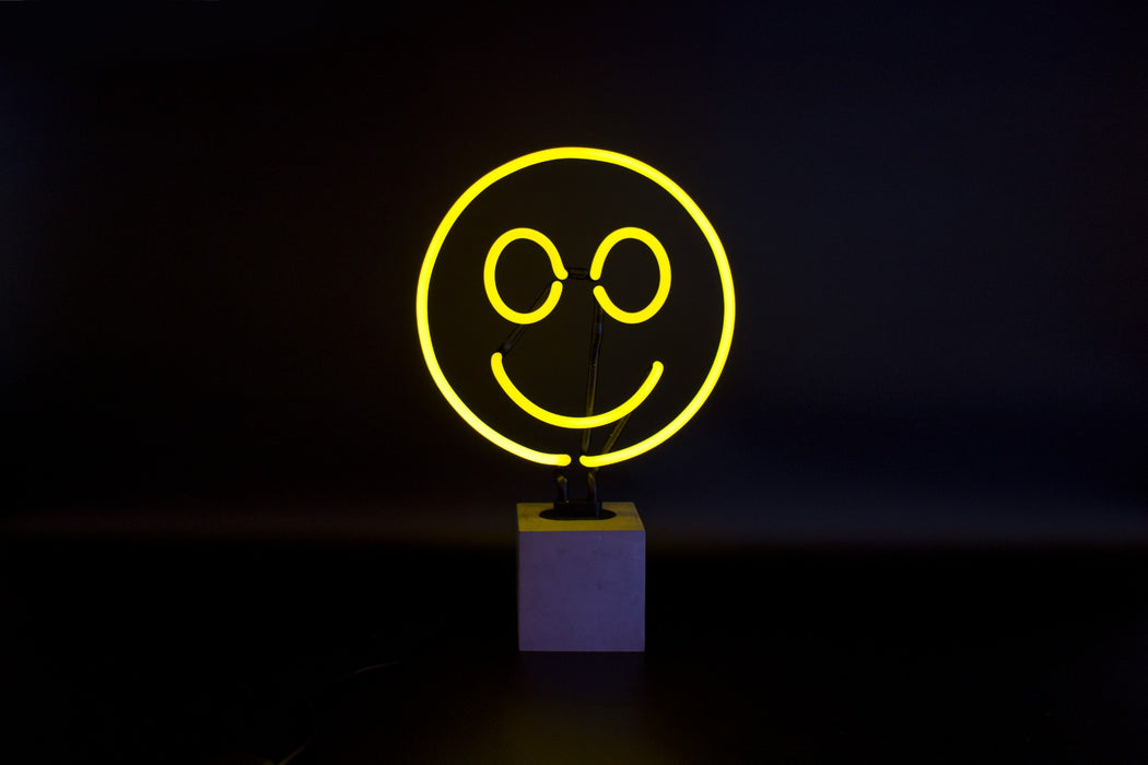 Glas Neon Tischlampe mit Betonsockel - Smiley von Locomocean