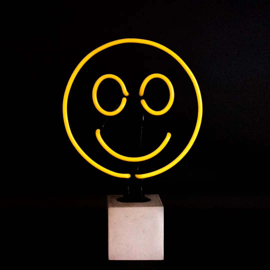 Glas Neon Tischlampe mit Betonsockel - Smiley von Locomocean