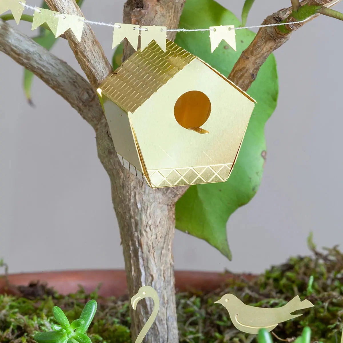 Mini-Vogelhaus für Pflanzentöpfe Tiny Birdhouse Gold von Botanopia