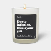 Duftkerze Weiss Woody Due to inflation, this is your gift von ChattyCandles