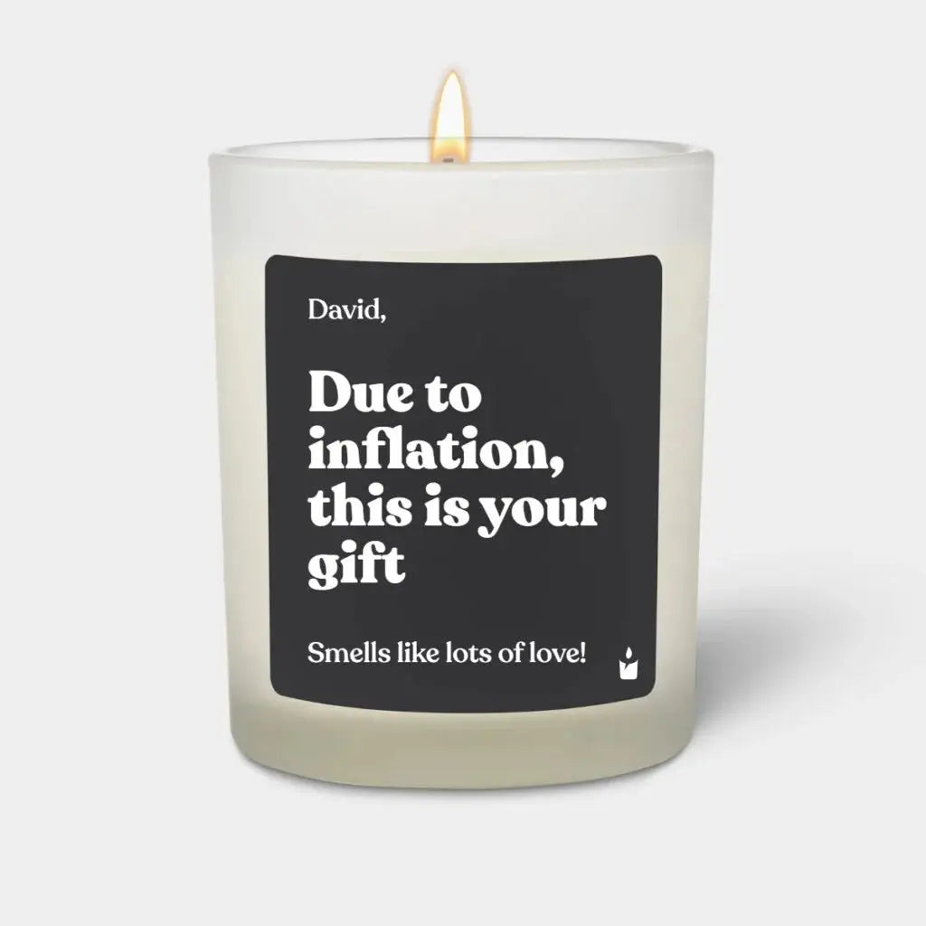 Duftkerze Weiss Woody Due to inflation, this is your gift von ChattyCandles