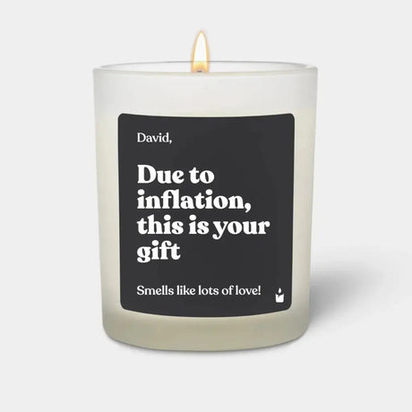 Duftkerze Weiss Woody Due to inflation, this is your gift von ChattyCandles