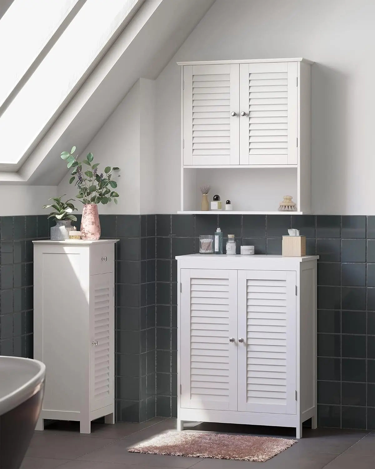 Badezimmerschrank mit Lamellentüren, weiss von Songmics