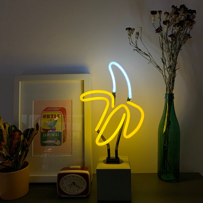 Glas Neon Tischlampe mit Betonsockel - Banane von Locomocean