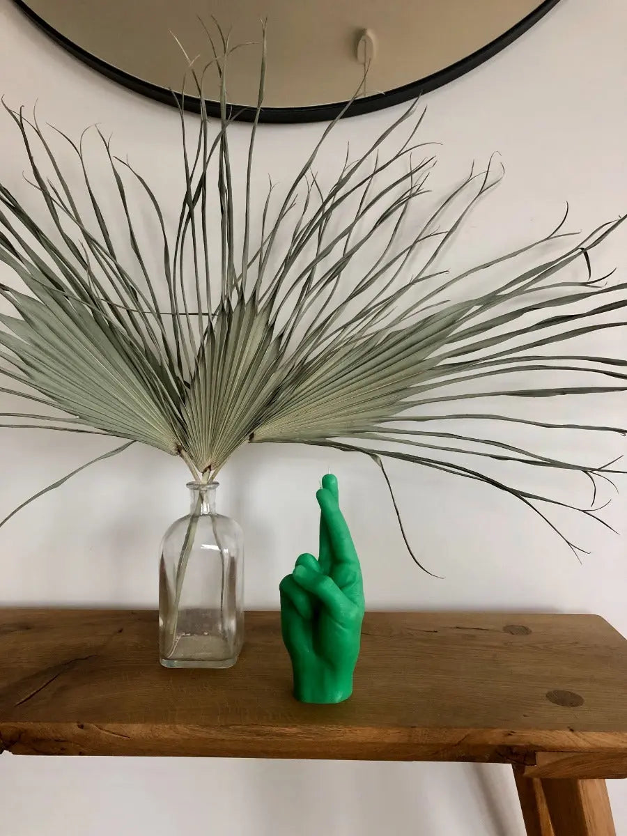 Crossed Fingers Rot von Candle Hand