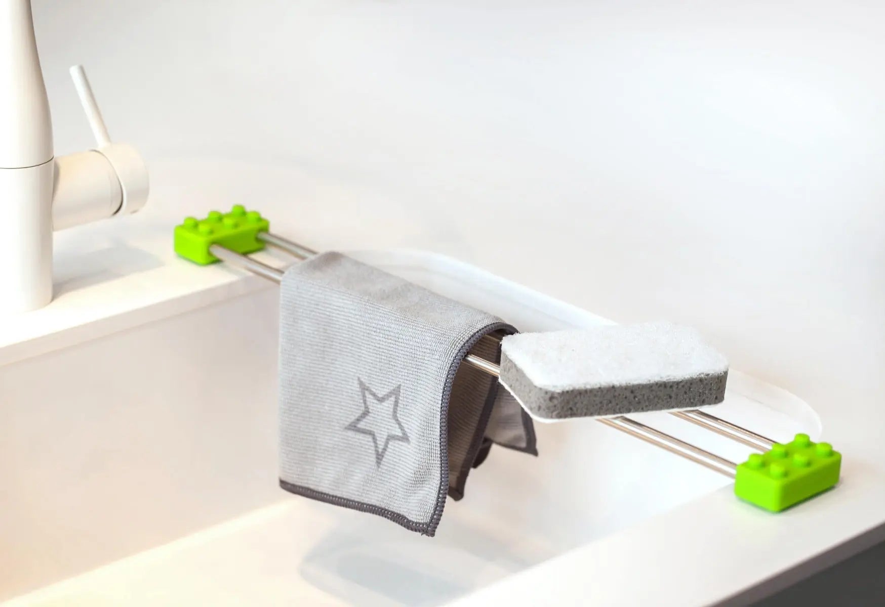 drip.line Spültuchhalter mit Nopen oben grün von Sanni Shoo
