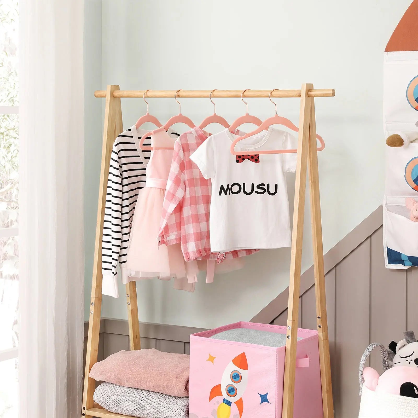 Kinderkleiderbügel Samt 50er Set pastellrosa von Songmics