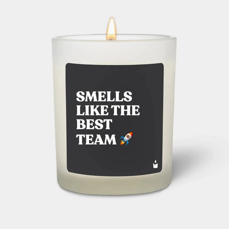 Duftkerze Weiss Woody Smells like the best team von ChattyCandles
