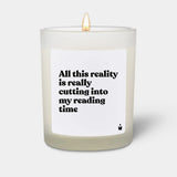 Duftkerze Weiss Woody All this reality is really cutting into my reading time von guteszeug.ch