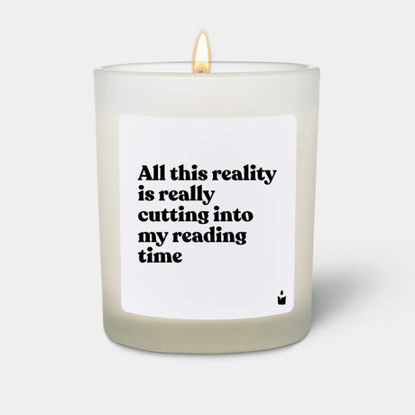 Duftkerze Weiss Woody All this reality is really cutting into my reading time von guteszeug.ch