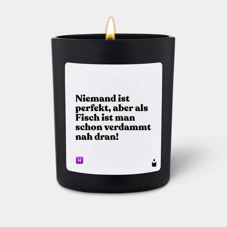 Duftkerze Schwarz Woody Niemand ist perfekt, aber als Fisch ist man schon verdammt nah dran! von ChattyCandles