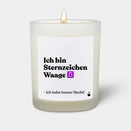 Duftkerze Weiss Woody Ich bin Sternzeichen Waage - ich habe immer Recht! von ChattyCandles