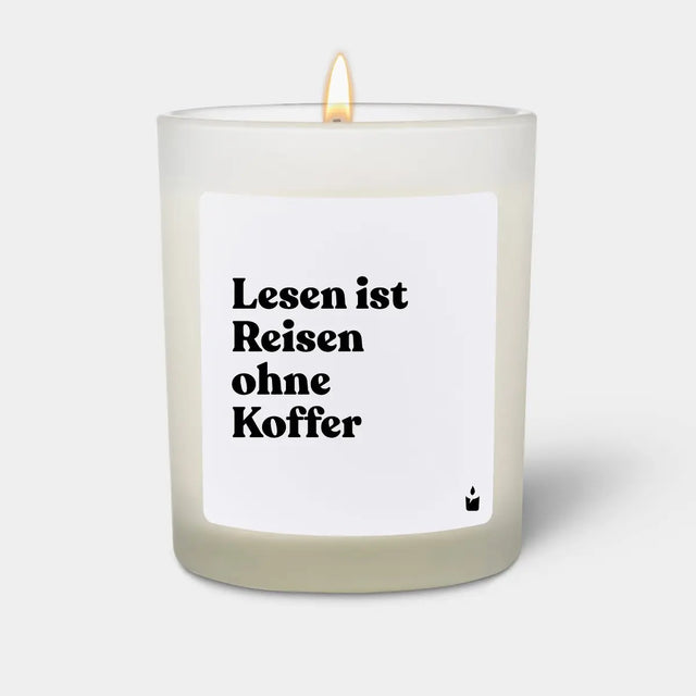Duftkerze Weiss Woody Lesen ist Reisen ohne Koffer von ChattyCandles