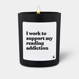 Duftkerze Schwarz Woody I work to support my reading addiction von ChattyCandles