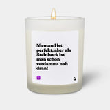 Duftkerze Weiss Woody Niemand ist perfekt, aber als Steinbock ist man schon verdammt nah dran! von ChattyCandles