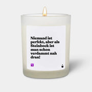 Duftkerze Weiss Woody Niemand ist perfekt, aber als Steinbock ist man schon verdammt nah dran! von ChattyCandles