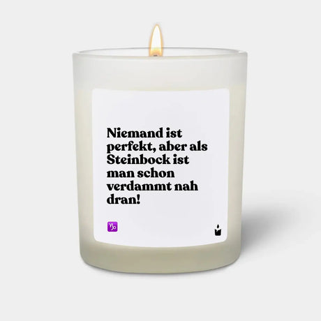 Duftkerze Weiss Woody Niemand ist perfekt, aber als Steinbock ist man schon verdammt nah dran! von ChattyCandles