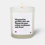 Duftkerze Weiss Woody Niemand ist perfekt, aber als Waage ist man schon verdammt nah dran! von ChattyCandles