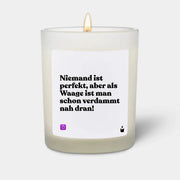 Duftkerze Weiss Woody Niemand ist perfekt, aber als Waage ist man schon verdammt nah dran! von ChattyCandles