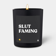 Duftkerze Schwarz Woody Slut faming von ChattyCandles